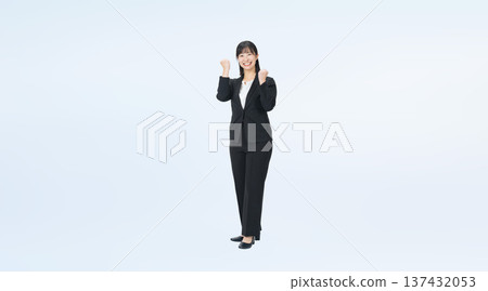 一張身穿西裝的職業女子全身照,她正揮舞拳頭 一張身穿西裝的職業女子全身照,她正揮舞拳頭 137432053
