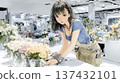 花店裡的女員工正在照顧新鮮 | 花店裡的年輕女性 137432101