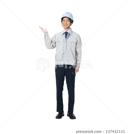 一名身穿工作服、頭戴安全帽的男子正在指引方向。這是一張透明的、手工裁剪的全身PNG照片。 137432131