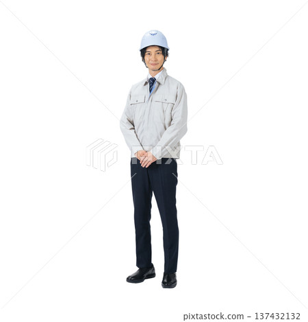 一名身穿工作服、頭戴安全帽的男子。一張透明的、手工裁剪的全身PNG圖像。 137432132