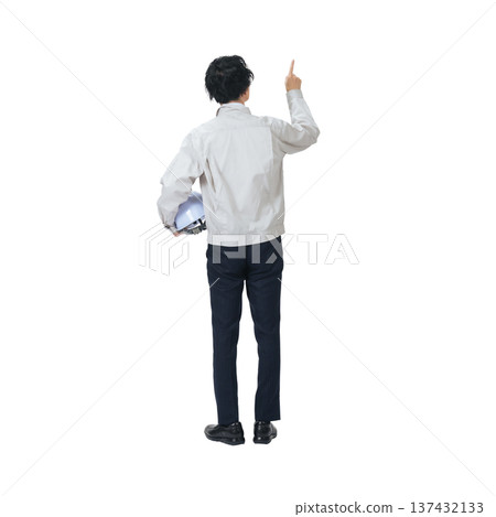 一名身穿工作服的男子正在檢查建築物，這是一張透明的、手工裁剪的全身PNG照片。 137432133