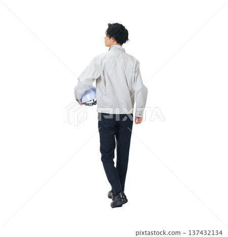 一位身穿工作服、頭戴安全帽的男子背影行走。這是一張透明的、手工裁剪的全身PNG照片。 137432134
