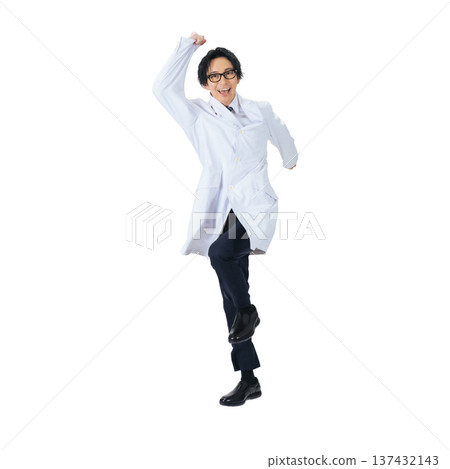 一名身穿白大褂的男子跳躍——一張手工裁剪的透明全身PNG照片 137432143