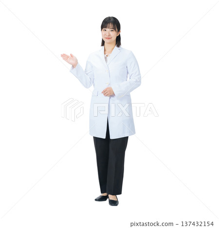 一位身穿白大褂的女士正在導覽。一張透明的、手工裁剪的全身PNG照片。 一位身穿白大褂的女士正在導覽。一張透明的、手工裁剪的全身PNG照片。 137432154
