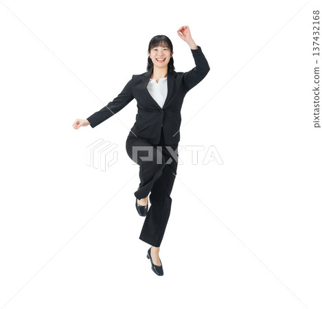 身著西裝的職業女性跳躍 - 全身照片 PNG 格式,透明背景,手工精確摳圖 身著西裝的職業女性跳躍 - 全身照片 PNG 格式,透明背景,手工精確摳圖 137432168