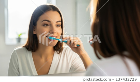 清晨，一位女士在明媚的陽光下對著鏡子刷牙，展現出清新怡人的生活方式。 137432729