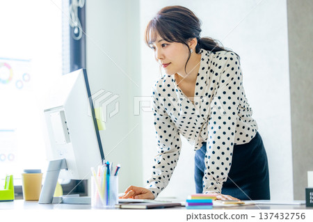 在看材料的同時工作的女商人 137432756