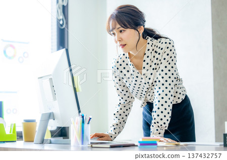 Business woman who works while watching materials 137432757