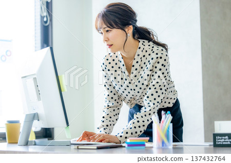 在看材料的同時工作的女商人 137432764