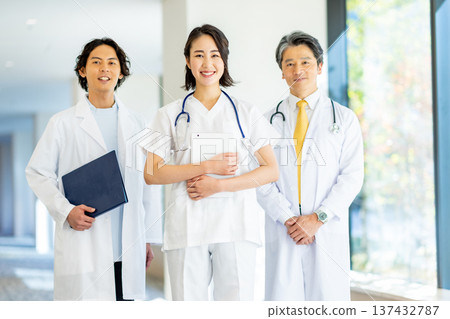 Nurses and doctors working in hospitals Nurses and doctors working in hospitals 137432787