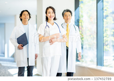 Nurses and doctors working in hospitals Nurses and doctors working in hospitals 137432789