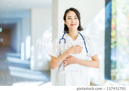 Nurse woman 137432791