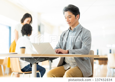 Business people working in the office Business people working in the office 137432834