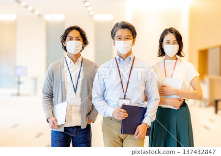 Business image of men and women wearing masks 137432847
