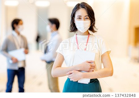 辦公室裡戴著口罩的年輕女子 辦公室裡戴著口罩的年輕女子 137432848