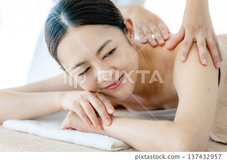 接受美容治療的中年婦女 137432957