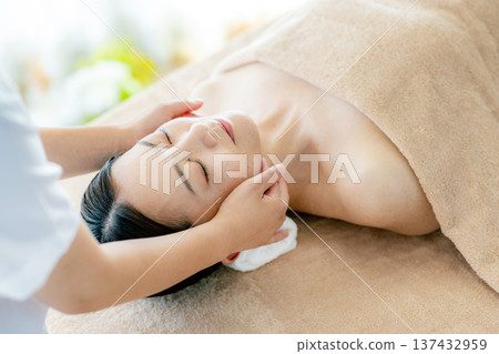 面部按摩 137432959