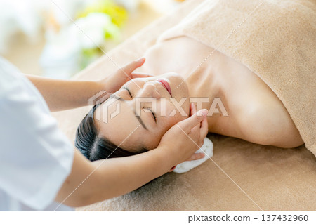 Facial massage 137432960