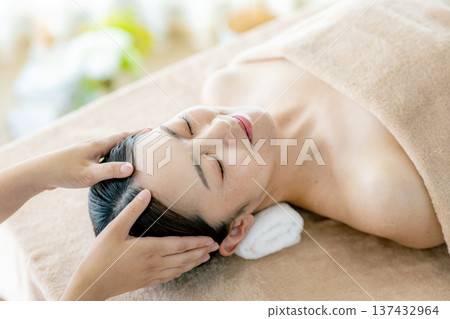 Scalp massage 137432964