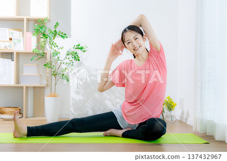Women who do yoga 137432967