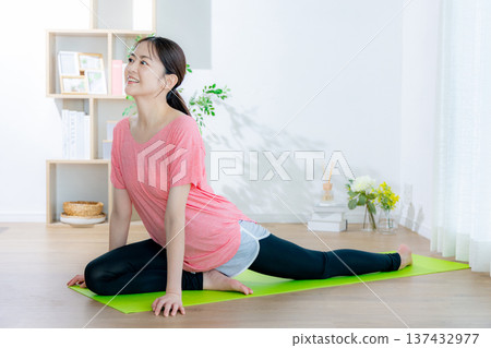 Women who do yoga Women who do yoga 137432977