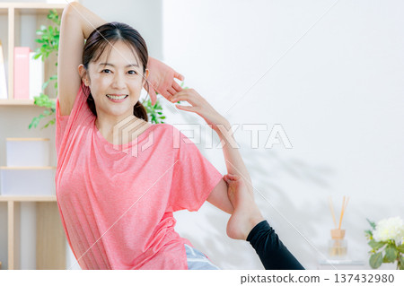 做瑜伽的女人 137432980