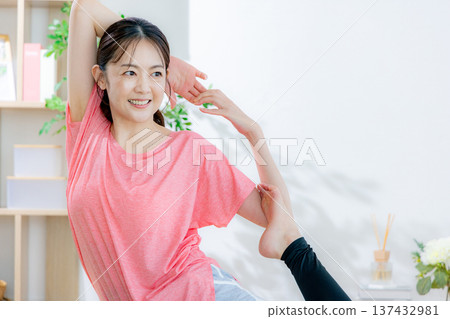 Women who do yoga 137432981