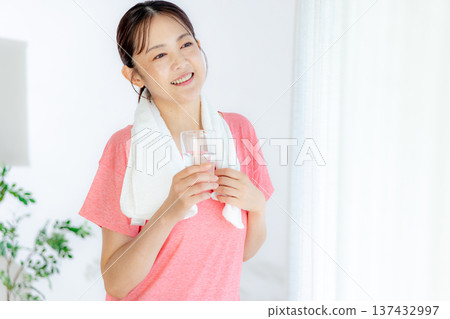 Middle female to hydrate Middle female to hydrate 137432997
