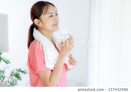 中間女性保濕 137432998