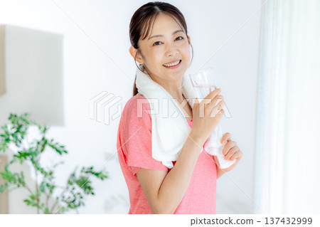 Middle female to hydrate Middle female to hydrate 137432999