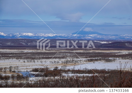 2026年1月30日，日本釧路市，釧路志津原國立公園冬季雪山與廣袤雪原的壯麗景色。 137433166