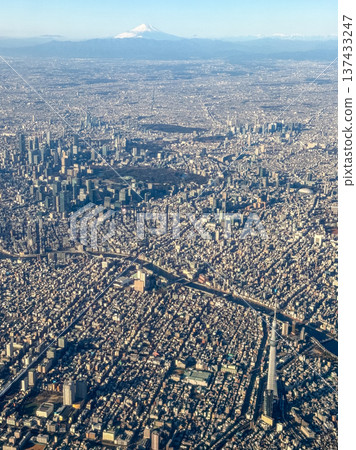 從高處俯瞰東京晴空塔和富士山，景色壯麗。 2026年1月29日，日本東京 137433247