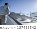 一名男子檢查獨立屋屋頂維修工作的進度 137433542