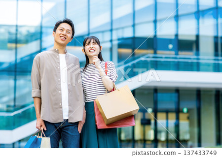 一對夫婦購物 一對夫婦購物 137433749
