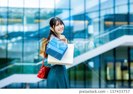 有購物袋的一個少婦 有購物袋的一個少婦 137433757