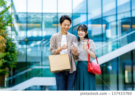 看智能手機的夫婦 看智能手機的夫婦 137433760