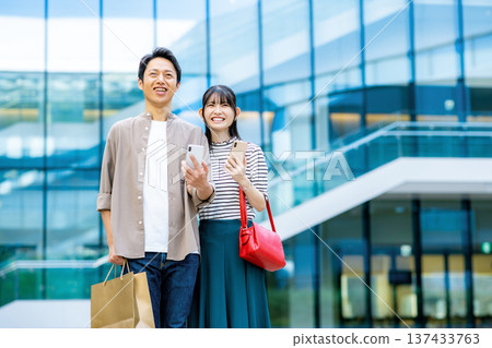 看智能手機的夫婦 137433763