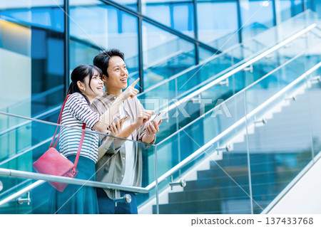 看智能手機的夫婦 137433768