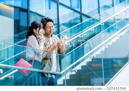 看智能手機的夫婦 看智能手機的夫婦 137433769