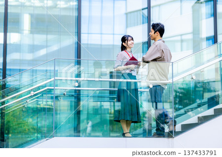 辦公室業務的女人 辦公室業務的女人 137433791