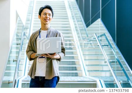 辦公室走廊的中年男子 辦公室走廊的中年男子 137433798