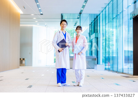 在醫院工作的年輕護士 137433827