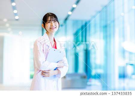 在醫院工作的年輕女醫生 137433835