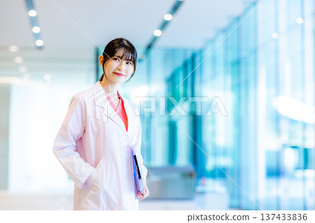 在醫院工作的年輕女醫生 137433836