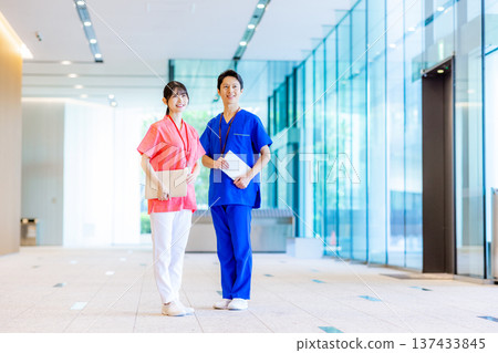 Young doctors and nurses working in hospitals Young doctors and nurses working in hospitals 137433845