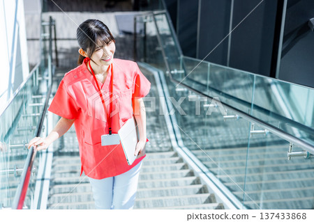 年輕的女士的肖像 137433868