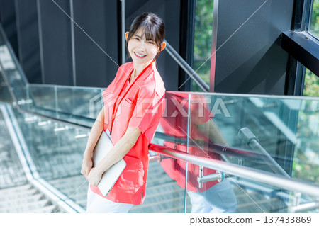 年輕的女士的肖像 137433869