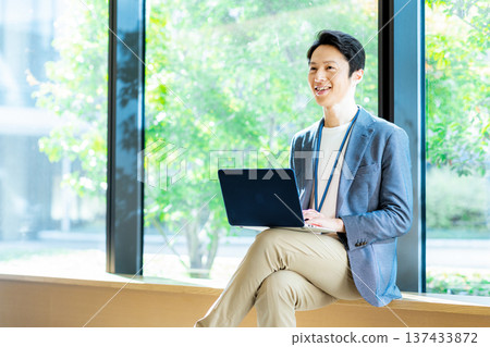 與便攜式計算機的一個商人 137433872