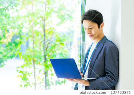 與便攜式計算機的一個商人 137433875