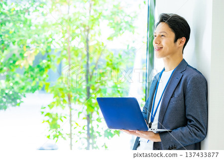 與便攜式計算機的一個商人 137433877